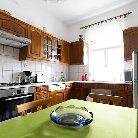 Romantic - 아파트 Pápa